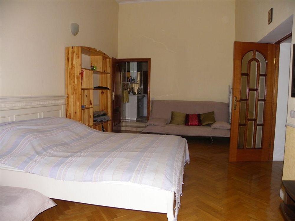 Hôtel Pecherskie Lipki à Kiev Extérieur photo